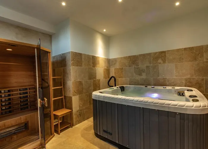 Отель Le Castel Pierre - 7ch&7sdb Avec Clim, Piscine Xl, Ping-pong, Salle Fitness Et Sauna Pour 15 Personnes Lagraulet-du-Gers